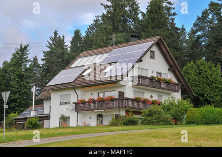 Bauernhof mit Solar Panels. Im Schwarzwald fotografiert, Deutschland im Juli Stockfoto