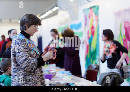 St. Petersburg, Russland - 22. März 2018: Besucher auf der Ausstellung Craft Bazaar während TeddyFun 2018. Die Ausstellung ist in der Saison seit 2011 statt Stockfoto