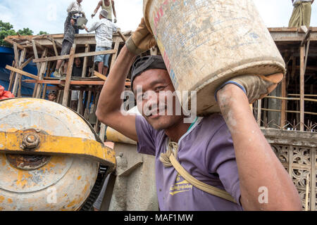 Bauarbeiter auf einer Baustelle. Lashio, Shan Staat, Myanmar Stockfoto