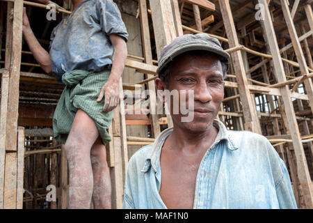 Bauarbeiter auf einer Baustelle. Lashio, Shan Staat, Myanmar Stockfoto