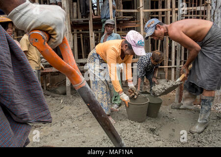 Bauarbeiter auf einer Baustelle. Lashio, Shan Staat, Myanmar Stockfoto