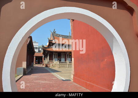 Changhua Konfuzius Tempel durch ein rundes Fenster gesehen. Stockfoto