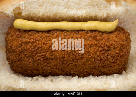 Traditionelle weiße Brötchen mit einem Niederländischen kroket und Senf, genannt broodje kroket Stockfoto