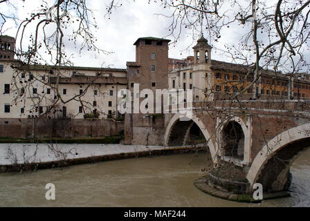 Isola Tiberina (Tiber Insel) und die Ponte Fabricio, Rom, Italien Stockfoto