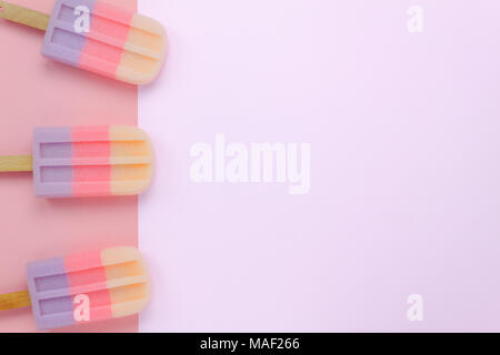 Tabelle Ansicht von oben geschossen von Anordnung essen Objekt Hintergrund Konzept. Flach der bunte Eis auf dem modernen, rustikalen rosa Papier zu Hause Büro Schreibtisch w Stockfoto