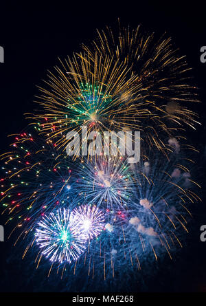 Festlich bunten grüßen auf dem Hintergrund der dunkle Nachthimmel. Gruß aus der Pyrotechnik Stockfoto