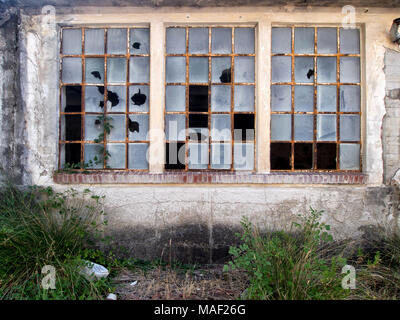 Verwüstung. Zerbrochene Fenster. Stockfoto