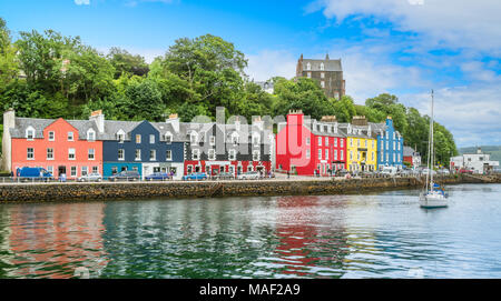 Tobermory in einem Sommertag, der Hauptstadt der Isle of Mull in der Schottischen Inneren Hebriden. Stockfoto