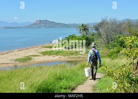 Fischer zu Fuß auf einen Weg mit Blick auf die Burg von pallarenda, Shelly Cove Trail am Kap Pallarenda Conservation Park Queensland Australien Stockfoto