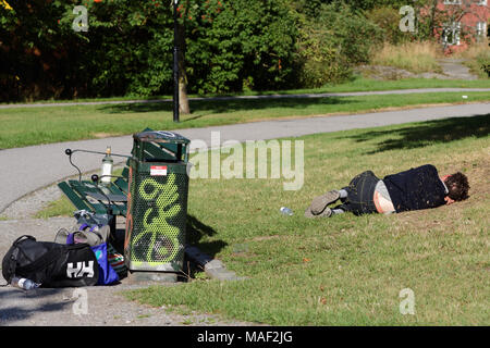 Mann auf einer Wiese in einem öffentlichen Park in Stockholm, Schweden schlafen Stockfoto