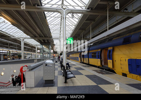 Die Menschen auf dem Bahnsteig der U-Bahn und Bahnhof in Amsterdam, Niederlande Stockfoto