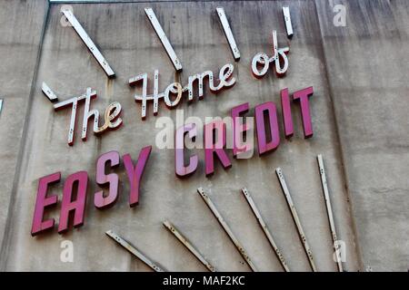 Die Heimat von Easy Credit im alten Stil werbeschild an der Wall in Houston, Texas, USA Stockfoto