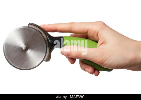 Hand mit grünen pizza Cutter auf weißem Hintergrund. Stockfoto