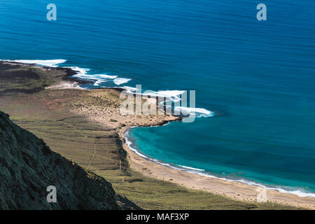 Blick vom Mirador del Rio auf Lanzarote, Spanien zum Strand Playa del Risco. Stockfoto