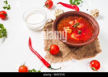 Traditionelle ukrainische Russischen Borschtsch Gemüse Suppe auf hellen Hintergrund. Stockfoto