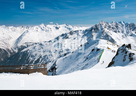 Blick vom Gaislachkogel im Ötztal, Österreich mit Winterlandschaft und blauer Himmel zum Timmels Tal mit dem Timmelsjoch Straße. Stockfoto