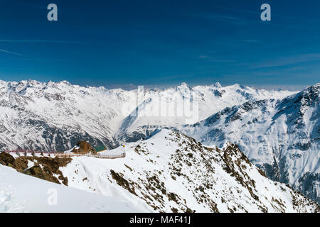 Blick vom Gaislachkogel im Ötztal, Österreich mit Winterlandschaft und blauer Himmel zum Timmels Tal mit dem Timmelsjoch Straße. Stockfoto