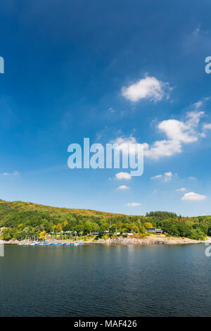 See Rursee in der Marina in der Nähe von Woffelsbach mit breiter blauer Himmel im Sommer. Stockfoto