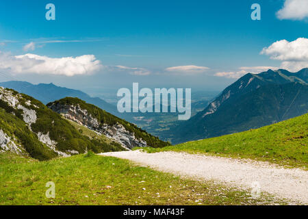 Blick von der Osterfelder Kopf, Deutschland nach Garmisch-Partenkirchen, unten im Tal. Stockfoto