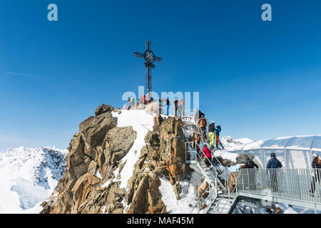 Sölden - März 22: Das Gipfelkreuz auf dem Gaislachkogel im Ötztal, Österreich mit vielen Touristen am 22. März 2016. Stockfoto