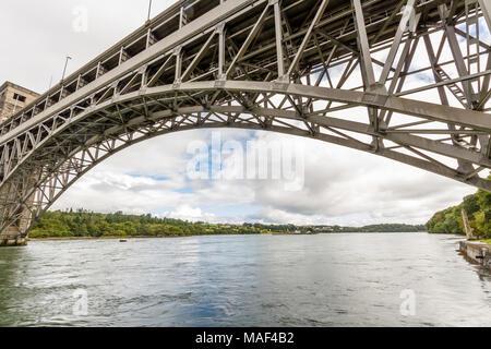 Unterseite der Britannia Bridge, über die Menai Strait zwischen Gwynedd und Anglesey. North Wales, Vereinigtes Königreich. Stockfoto