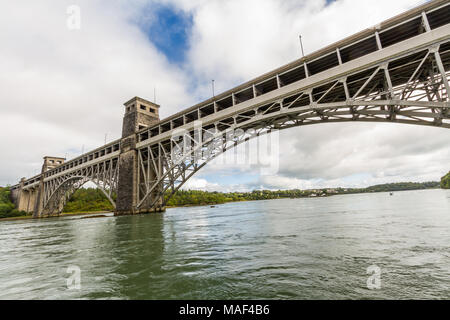 Unterseite der Britannia Bridge, über die Menai Strait zwischen Gwynedd und Anglesey. North Wales, Vereinigtes Königreich. Stockfoto