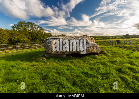 Lligwy Cromlech im Abendlicht. Moelfre, Anglesey, Vereinigtes Königreich. Stockfoto