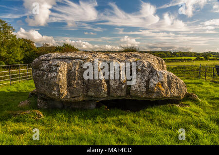 Lligwy Cromlech im Abendlicht. Moelfre, Anglesey, Vereinigtes Königreich. Stockfoto