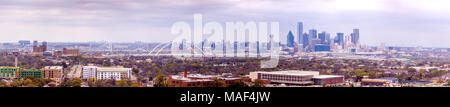 Blick auf die Skyline der Innenstadt und die Seventh Street Bridge aus dem Süden Stockfoto