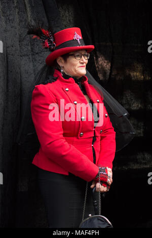 Teilnehmer der Whitby Goth/Steampunk Festival gekleidet in Steampunk/Gothic Kostüm an der Whitby Goth Festival, Yorkshire, Großbritannien am 28. Oktober 2017. Stockfoto