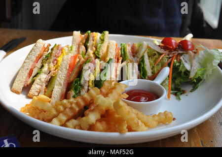 BLT Sandwich mit einer Seite der Curly Pommes und Ketchup Stockfoto