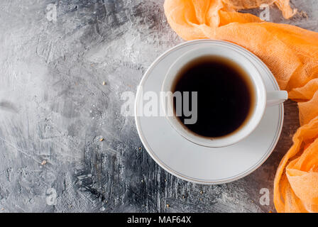 Tasse schwarzen Tee oder Kaffee mit Serviette. auf grauem Hintergrund/Top anzeigen, kopieren Raum Stockfoto