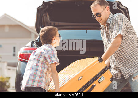 Gerne Vater und Sohn erhalten für die Reise an einem sonnigen Tag bereit. Konzept der freundliche Familie. Stockfoto