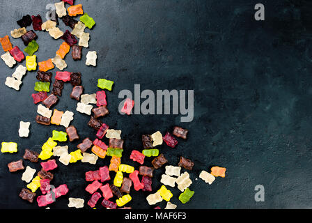 Lecker Gemischten bunten Bonbons jelly Bear candy auf schwarzem Hintergrund der Ansicht von oben. Kopieren Sie Platz. Stockfoto