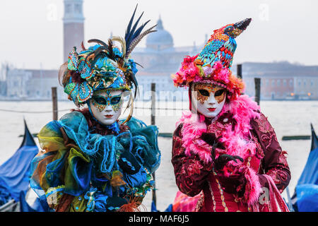 Venedig, Italien. Karneval in Venedig, wunderschöne Masken in der St. Mark's Square. Stockfoto