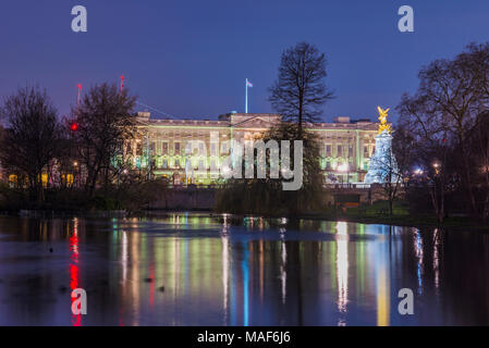 Nachtansicht des Buckingham Palastes von St James's Park in London. Stockfoto