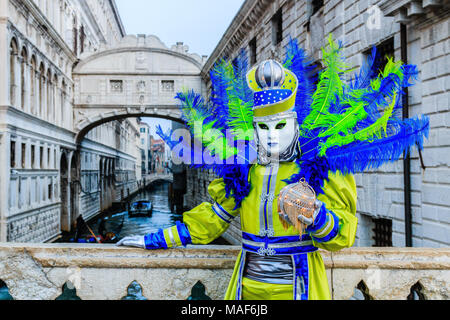 Venedig, Italien. Schöne Maske an der Seufzerbrücke während des Karnevals von Venedig. Stockfoto