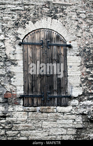 Mittelalterliche Holz- Verschluss an einem Fenster in einer alten Steinmauer. Tallinn Stockfoto