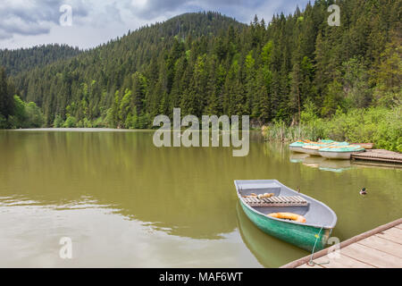 Ruderboot im Lacu Rosu See von Rumänien Stockfoto