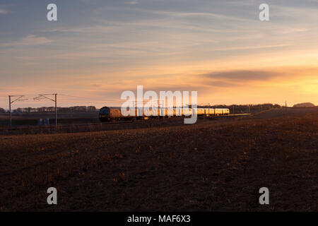 Die 1749 Shieldmuir - Warrington Dallam DB Cargo Royal Mail Zug Ravenstruther (in der Nähe von Lanark, Schottland) Funkeln in den Sonnenuntergang Stockfoto