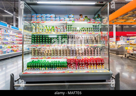 Samara, Russland - 24. März 2018: frische Milchprodukte bereit zum Verkauf im Supermarkt Lenta. Einer der größten Einzelhändler in Russland Stockfoto