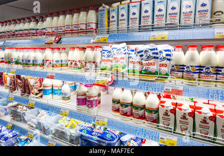 Samara, Russland - 24. März 2018: frische Milchprodukte bereit zum Verkauf im Supermarkt Lenta. Einer der größten Einzelhändler in Russland Stockfoto