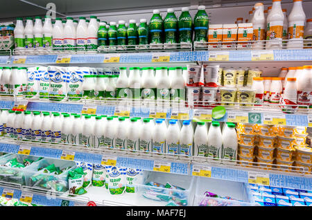 Samara, Russland - 24. März 2018: frische Milchprodukte bereit zum Verkauf im Supermarkt Lenta. Einer der größten Einzelhändler in Russland Stockfoto