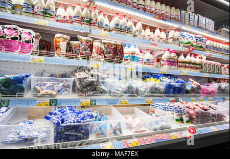 Samara, Russland - 24. März 2018: frische Milchprodukte bereit zum Verkauf im Supermarkt Lenta. Einer der größten Einzelhändler in Russland Stockfoto