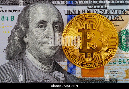 Golden Bitcoins auf US-Dollar. Digitale Währung close-up. Neue virtuelle Geld. Crypto Währung Ansicht von oben. Echten Münzen von bitcoin auf Banknoten von einem hundr Stockfoto