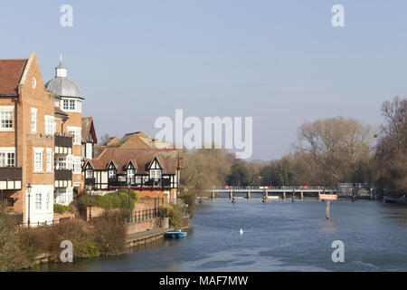 Häuser am Ufer der Themse im Royal Windsor Stockfoto