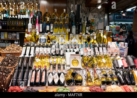 Eine große Auswahl von Olivenöl auf dem Display zum Verkauf in La Boqueria Markt in der Nähe von La Rambla, Barcelona, Spanien Stockfoto