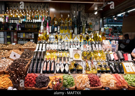 Eine große Auswahl von Olivenöl auf dem Display zum Verkauf in La Boqueria Markt in der Nähe von La Rambla, Barcelona, Spanien Stockfoto