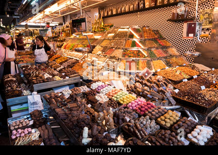 Eine große Auswahl an getrockneten Früchten, Nüssen und Schokolade zum Verkauf in La Boqueria Markt in der Nähe von La Rambla, Barcelona, Spanien Stockfoto