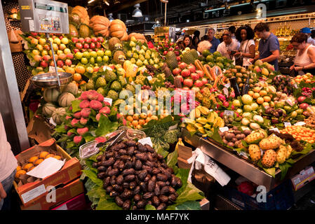 Eine große Auswahl an frischen Früchten auf Verkauf in La Boqueria Markt in der Nähe von Ramblas, Barcelona, Spanien Stockfoto